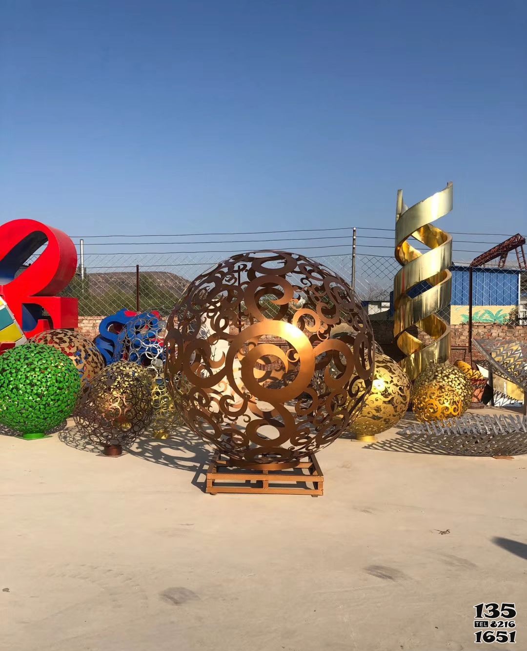 鏤空球雕塑-廣場創(chuàng)意抽象噴金鏤空球雕塑 鏤空球雕塑-廣場創(chuàng)意抽象噴金鏤空球雕塑高清圖片