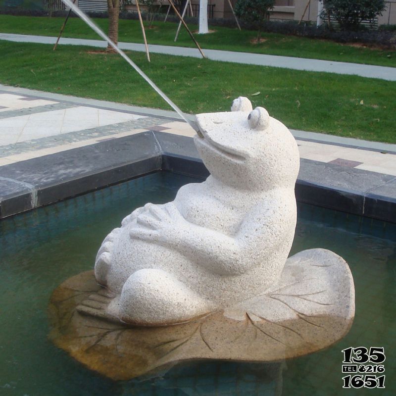 青蛙雕塑-池塘一只噴水的石雕青蛙雕塑 青蛙雕塑-池塘一只噴水的石雕青蛙雕塑高清圖片