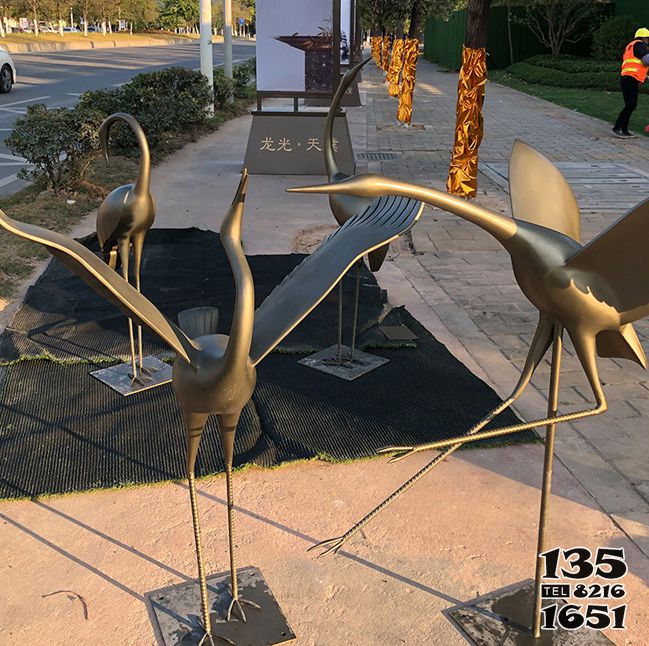 丹頂鶴雕塑-公園池塘不銹鋼仿銅抽象丹頂鶴雕塑 丹頂鶴雕塑-公園池塘不銹鋼仿銅抽象丹頂鶴雕塑高清圖片