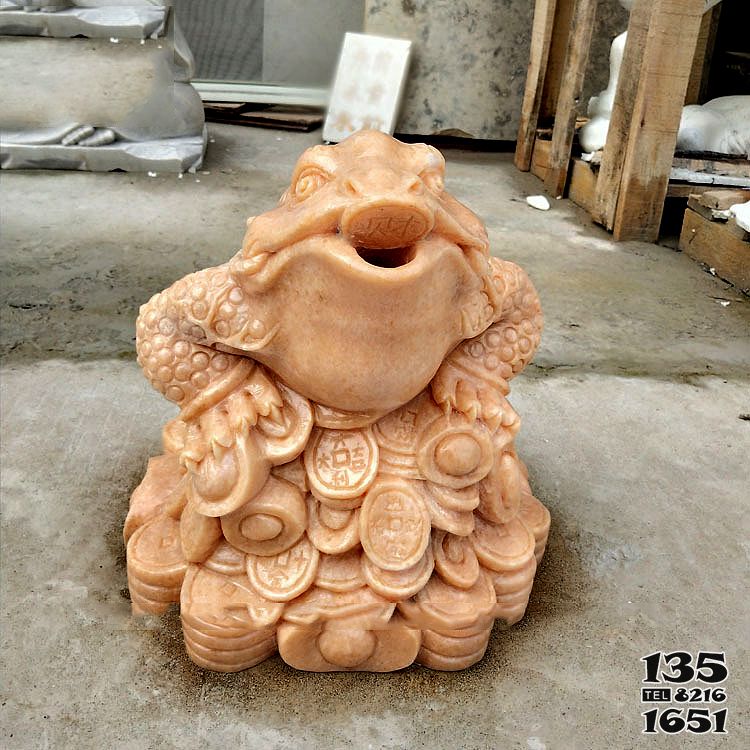 金蟾雕塑-庭院水池里擺放的黃蠟石石雕創意金蟾雕塑 金蟾雕塑-庭院水池里擺放的黃蠟石石雕創意金蟾雕塑高清圖片