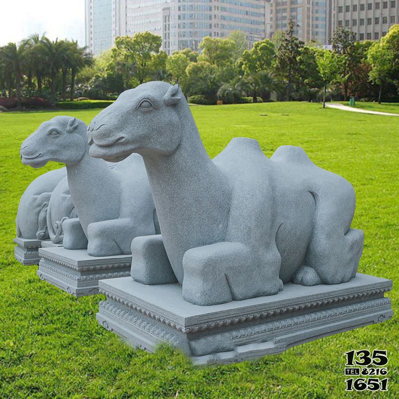 駱駝雕塑-草地公園擺放的坐著的青石石雕抽象駱駝雕塑 駱駝雕塑-草地公園擺放的坐著的青石石雕抽象駱駝雕塑高清圖片