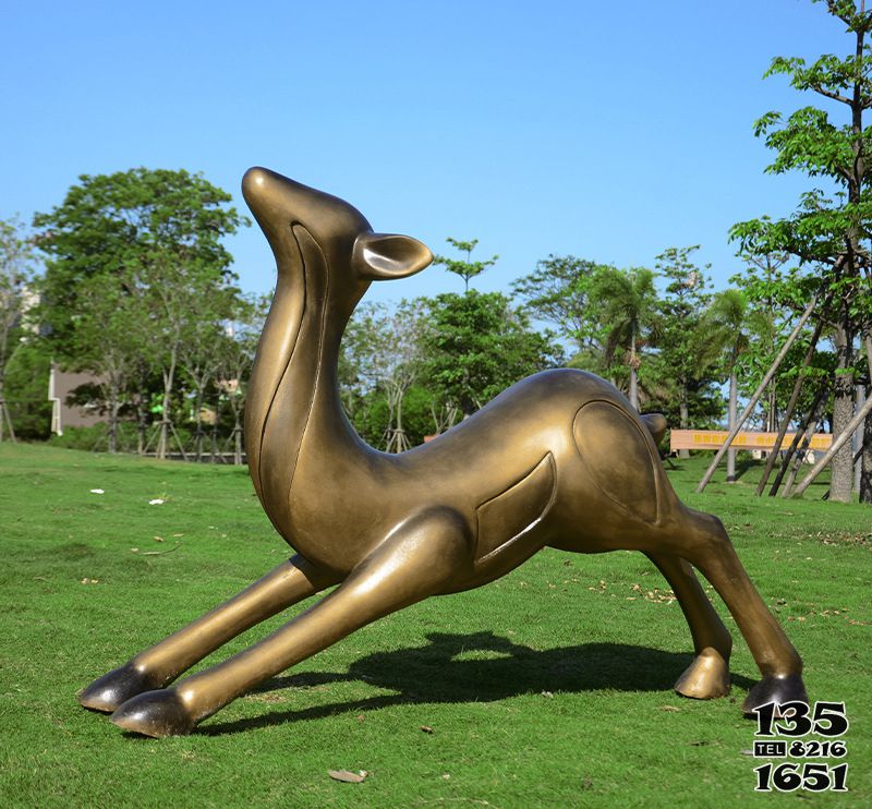 梅花鹿雕塑-戶外草坪銅雕創意一只伸懶腰的梅花鹿雕塑 梅花鹿雕塑-戶外草坪銅雕創意一只伸懶腰的梅花鹿雕塑高清圖片