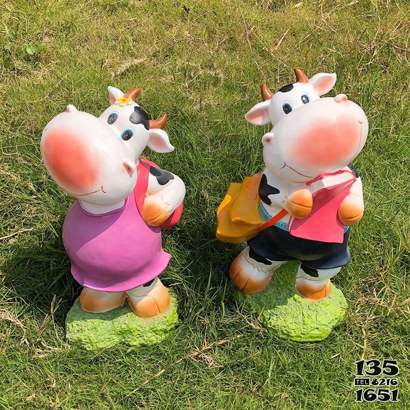 牛雕塑-幼兒園兩只卡通背書包的玻璃鋼牛雕塑 牛雕塑-幼兒園兩只卡通背書包的玻璃鋼牛雕塑