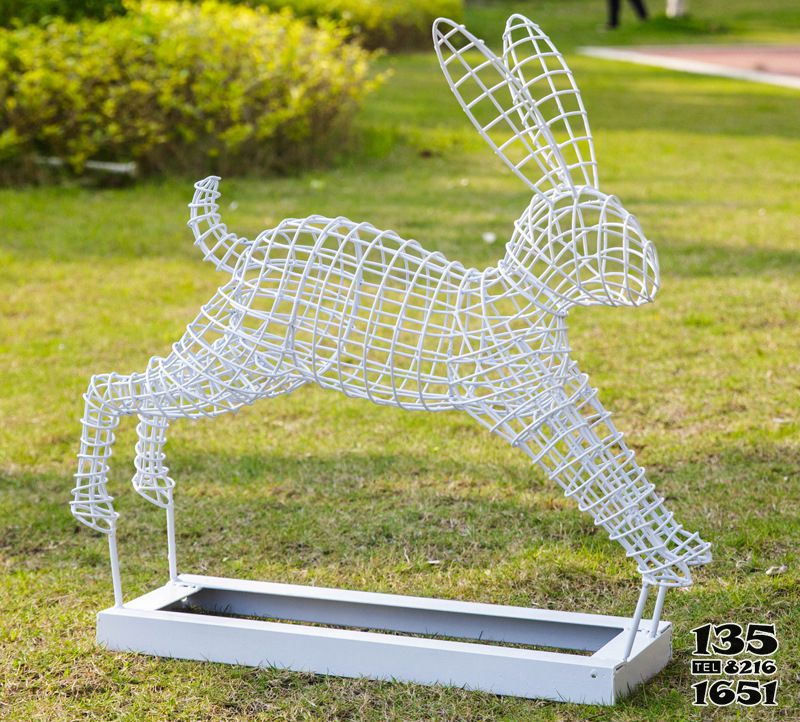 兔子雕塑-公園草坪不銹鋼鏤空跳躍的兔子雕塑 兔子雕塑-公園草坪不銹鋼鏤空跳躍的兔子雕塑高清圖片