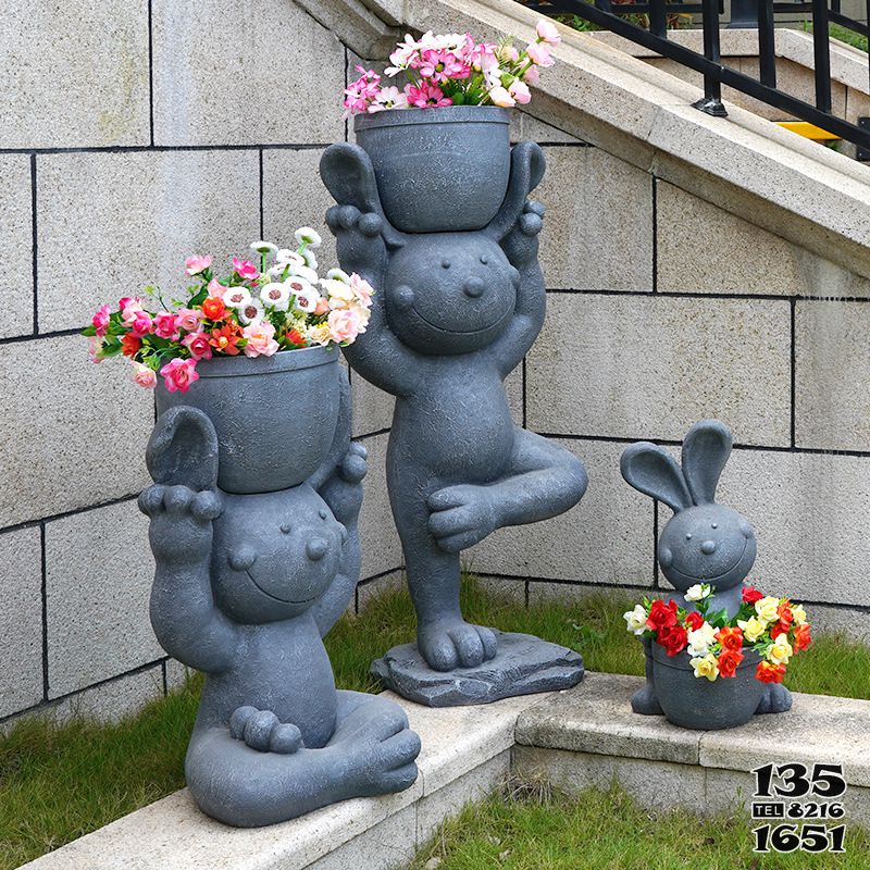 兔子雕塑-景區石雕頭頂花盆練瑜伽的兔子雕塑 兔子雕塑-景區石雕頭頂花盆練瑜伽的兔子雕塑高清圖片