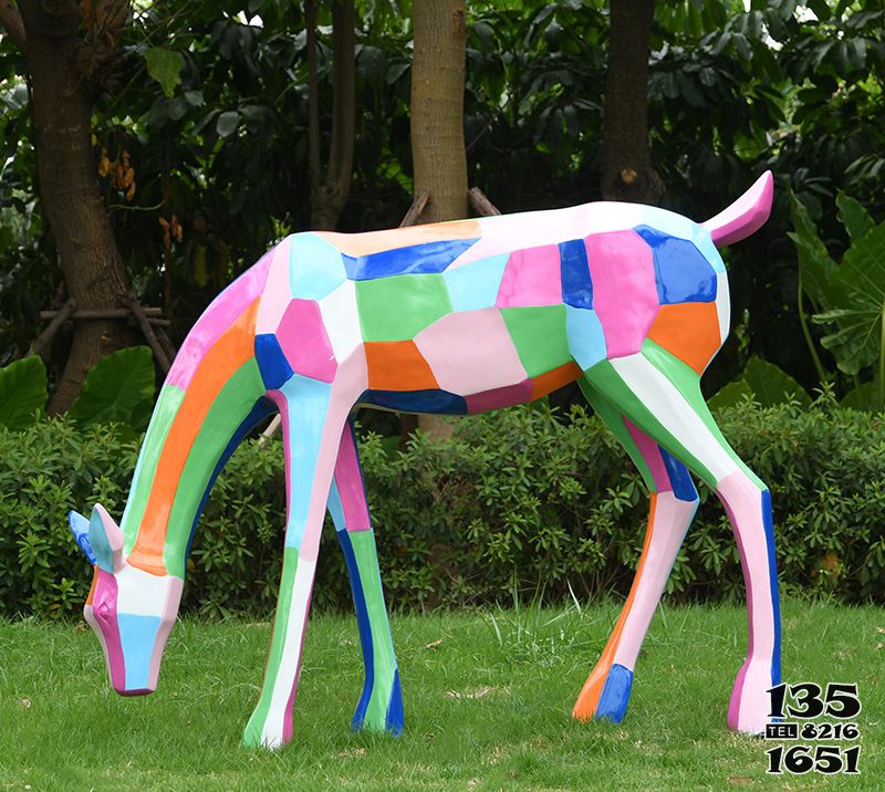 鹿雕塑-公園草坪玻璃鋼彩繪低頭吃草的鹿雕塑 鹿雕塑-公園草坪玻璃鋼彩繪低頭吃草的鹿雕塑高清圖片