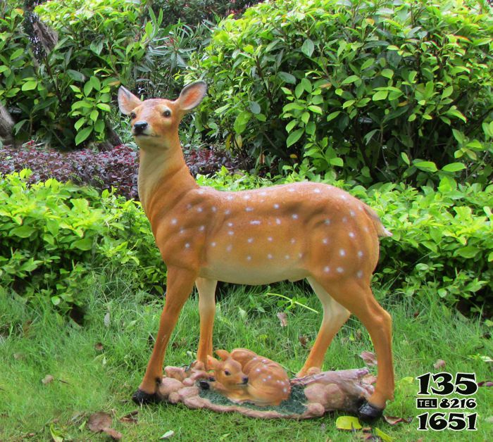 鹿雕塑-公園玻璃鋼彩繪護著小鹿的鹿雕塑 鹿雕塑-公園玻璃鋼彩繪護著小鹿的鹿雕塑