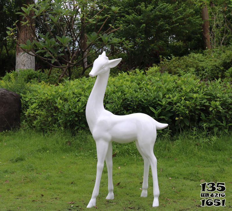 鹿雕塑-公園一只站立著的玻璃鋼白色鹿雕塑 鹿雕塑-公園一只站立著的玻璃鋼白色鹿雕塑高清圖片