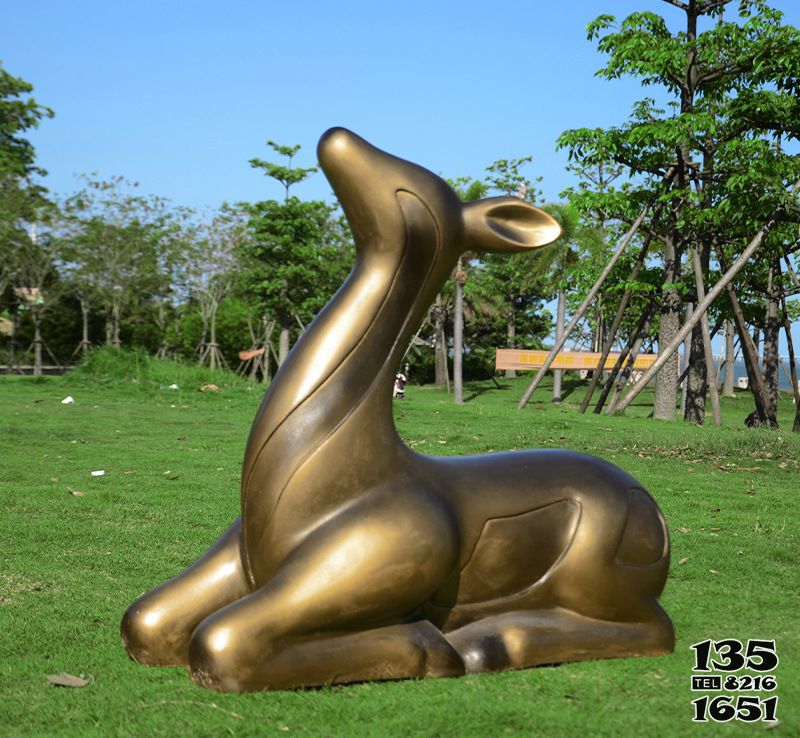 鹿雕塑-戶外園林景區一只臥著的不銹鋼仿銅鹿雕塑 鹿雕塑-戶外園林景區一只臥著的不銹鋼仿銅鹿雕塑高清圖片