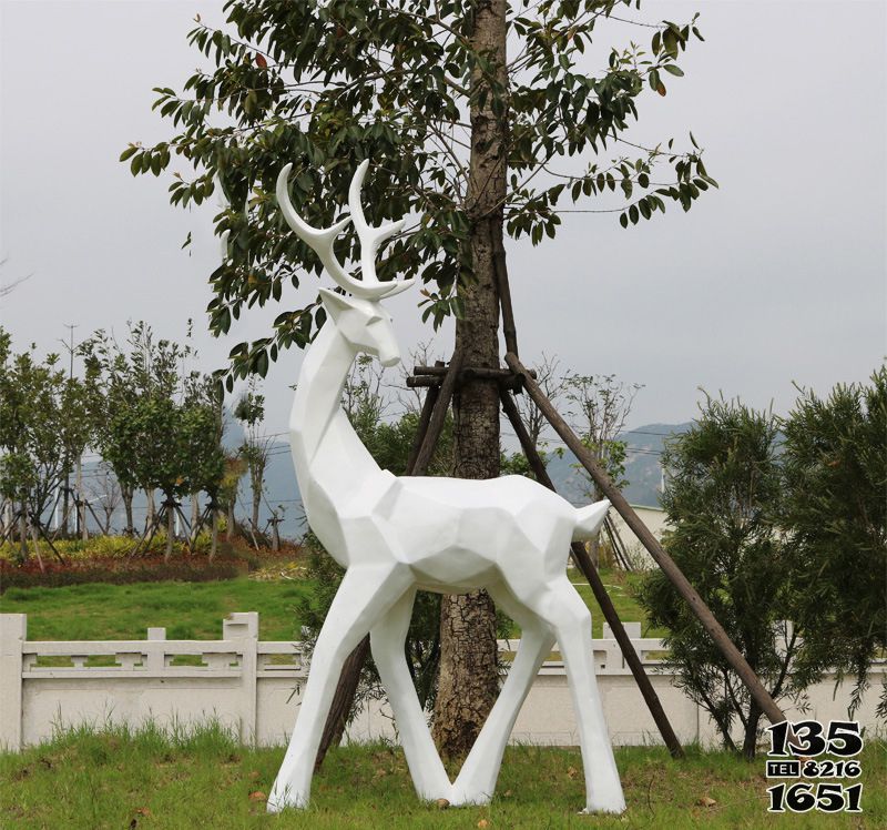 梅花鹿雕塑-公園景區(qū)大型動物景觀回頭望的梅花鹿雕塑 梅花鹿雕塑-公園景區(qū)大型動物景觀回頭望的梅花鹿雕塑高清圖片