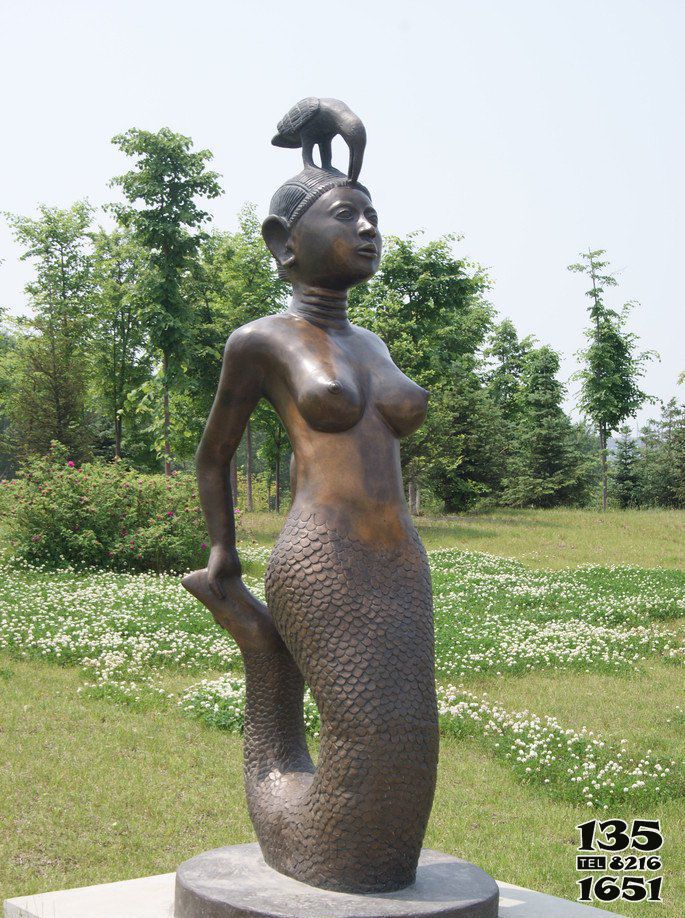 美人魚雕塑-公園擺放的手摸尾巴的玻璃鋼噴漆美人魚雕塑 美人魚雕塑-公園擺放的手摸尾巴的玻璃鋼噴漆美人魚雕塑高清圖片