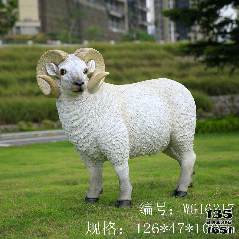 綿羊雕塑-草地上一只歪頭的玻璃仿真綿羊雕塑 綿羊雕塑-草地上一只歪頭的玻璃仿真綿羊雕塑高清圖片