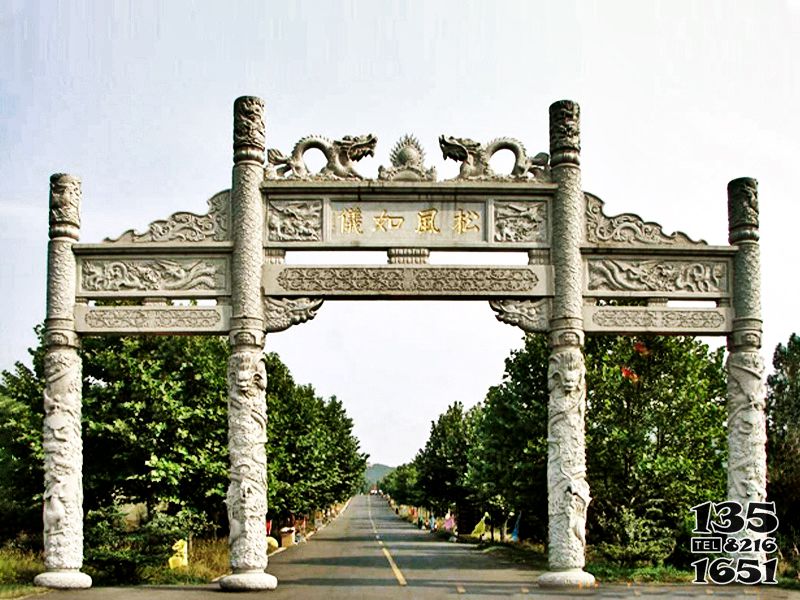 牌坊雕塑-浮雕龍柱華表新款村口三門石牌坊 牌坊雕塑-浮雕龍柱華表新款村口三門石牌坊高清圖片