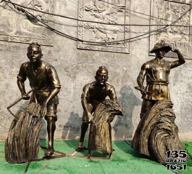 收麥子雕塑-公園擺放割麥子人物玻璃鋼仿銅雕塑 收麥子雕塑-公園擺放割麥子人物玻璃鋼仿銅雕塑高清圖片
