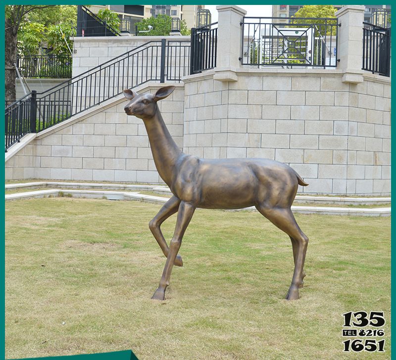 鹿雕塑-公園景區玻璃鋼創意行走的鹿雕塑 鹿雕塑-公園景區玻璃鋼創意行走的鹿雕塑高清圖片