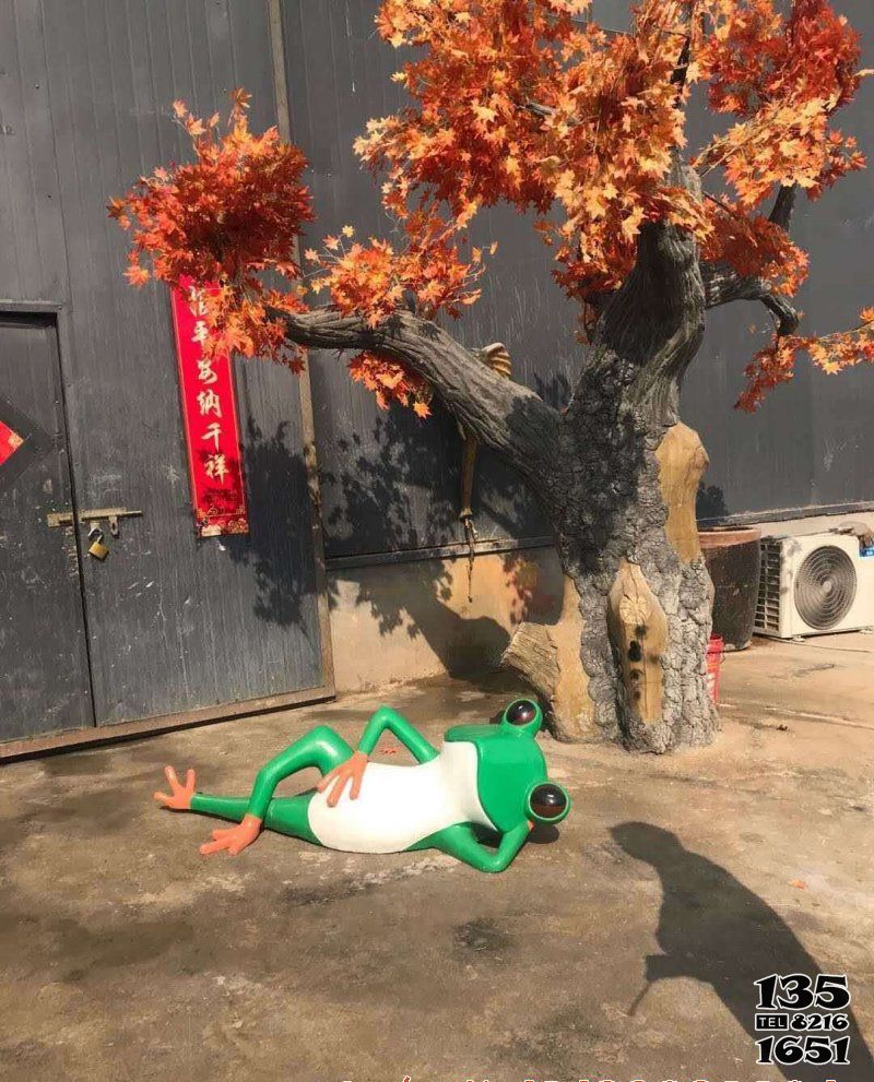 青蛙雕塑-公園玻璃鋼躺臥的青蛙雕塑 青蛙雕塑-公園玻璃鋼躺臥的青蛙雕塑高清圖片