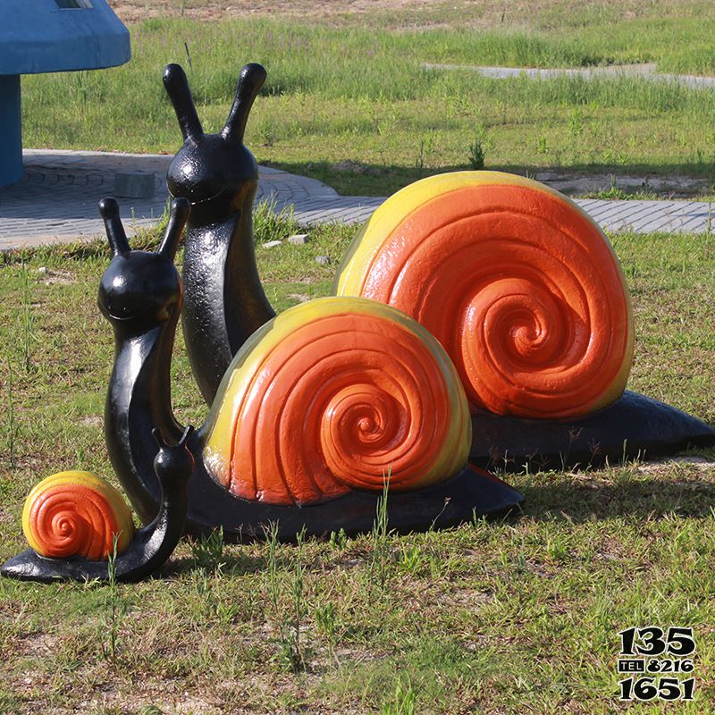 蝸牛雕塑-公園擺放的兩大一小的玻璃鋼彩繪蝸牛雕塑 蝸牛雕塑-公園擺放的兩大一小的玻璃鋼彩繪蝸牛雕塑高清圖片