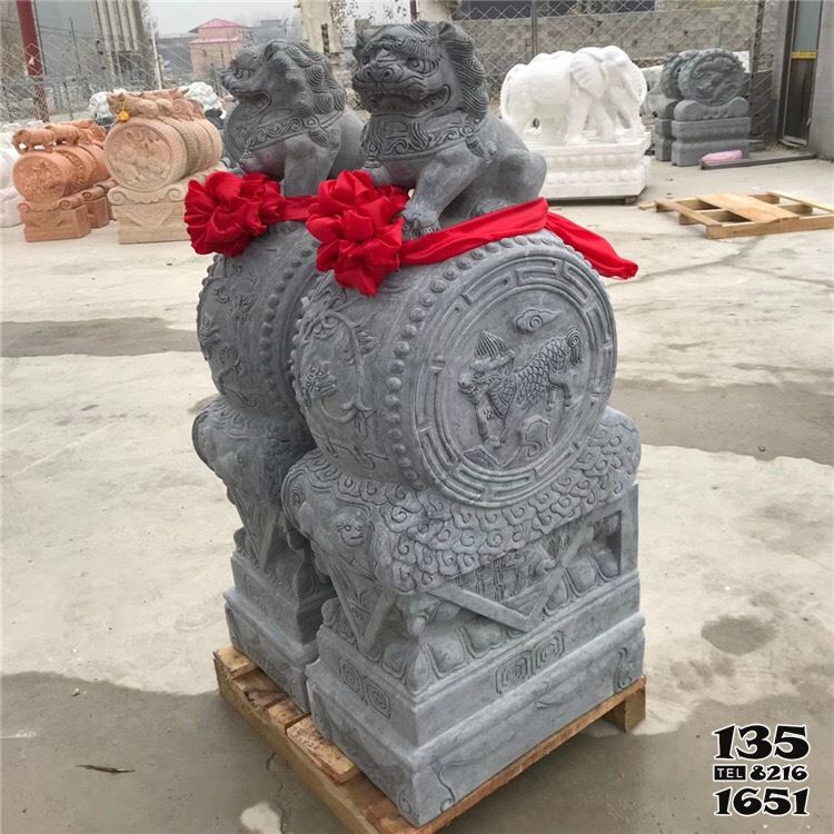 抱鼓石門墩雕塑-青石抱鼓石一對小獅子庭院戶外別墅庭院門口仿古門墩 抱鼓石門墩雕塑-青石抱鼓石一對小獅子庭院戶外別墅庭院門口仿古門墩高清圖片