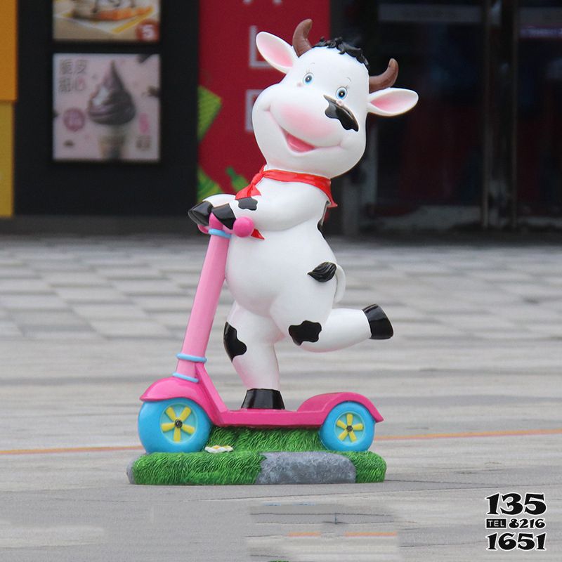 牛雕塑-游樂場一只滑板車的玻璃鋼小牛雕塑 牛雕塑-游樂場一只滑板車的玻璃鋼小牛雕塑高清圖片