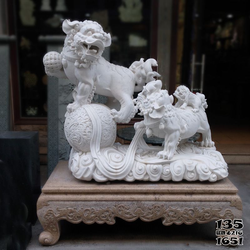 獅子雕塑-街道創(chuàng)意漢白玉石雕一家三口的獅子雕塑 獅子雕塑-街道創(chuàng)意漢白玉石雕一家三口的獅子雕塑高清圖片