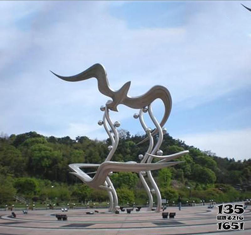 圓環雕塑-戶外草坪創意不銹鋼抽象圓環雕塑 圓環雕塑-戶外草坪創意不銹鋼抽象圓環雕塑高清圖片