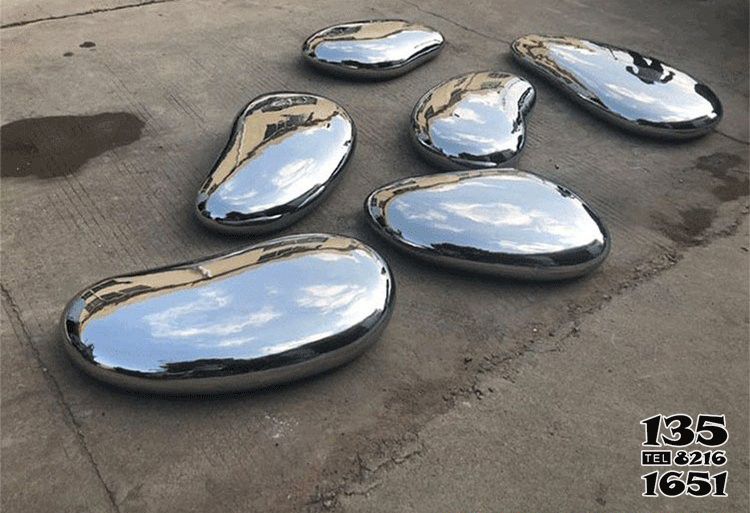 水滴雕塑-戶外創意不銹鋼鏡面大小不同的水滴雕塑 水滴雕塑-戶外創意不銹鋼鏡面大小不同的水滴雕塑高清圖片