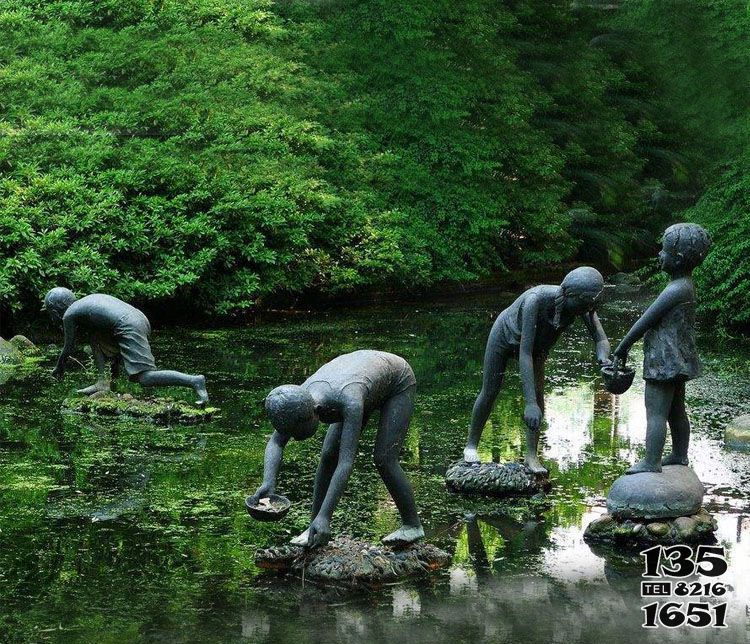 兒童雕塑-戶外池塘玻璃鋼水中抓魚的兒童雕塑 兒童雕塑-戶外池塘玻璃鋼水中抓魚的兒童雕塑高清圖片
