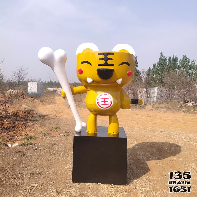 虎雕塑-公園里擺放的一只拿著骨頭的玻璃鋼卡通虎雕塑 虎雕塑-公園里擺放的一只拿著骨頭的玻璃鋼卡通虎雕塑高清圖片