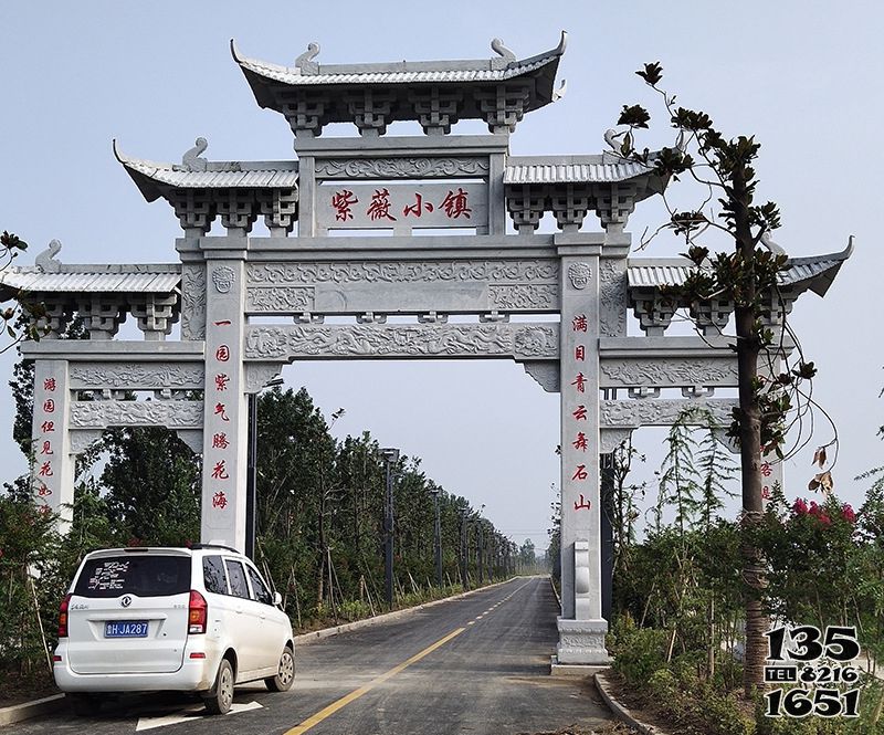 牌坊雕塑-紫薇古鎮景區入口石雕牌坊仿古建筑斗拱擺件牌坊雕塑 牌坊雕塑-紫薇古鎮景區入口石雕牌坊仿古建筑斗拱擺件牌坊雕塑高清圖片