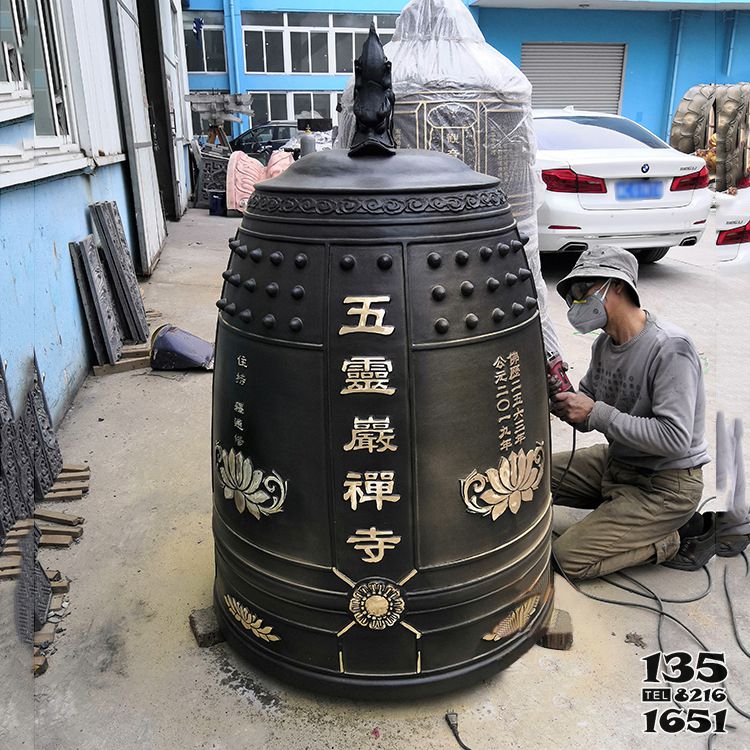 銅鐘雕塑-鐵鑄造漆金仿銅鐘 銅鐘雕塑-鐵鑄造漆金仿銅鐘高清圖片