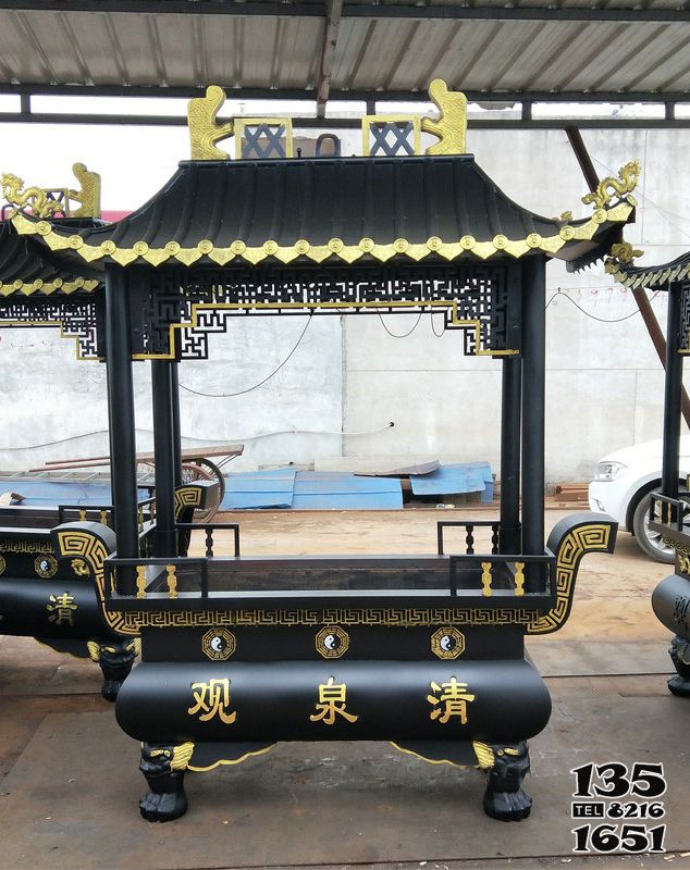 香爐雕塑-清泉觀大殿前擺放鑄鐵漆金香爐 香爐雕塑-清泉觀大殿前擺放鑄鐵漆金香爐高清圖片