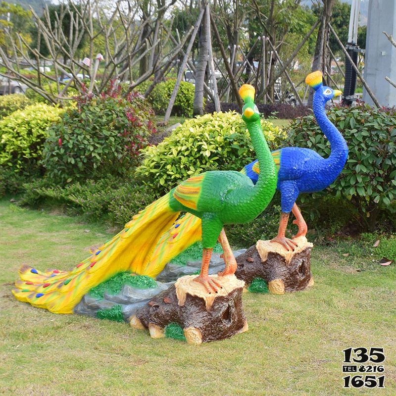 孔雀雕塑-公園里兩只回頭的玻璃鋼彩繪孔雀雕塑 孔雀雕塑-公園里兩只回頭的玻璃鋼彩繪孔雀雕塑高清圖片