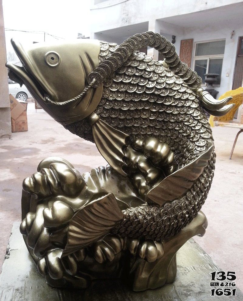 鯉魚雕塑-街道擺放的兇惡的玻璃鋼噴漆鯉魚雕塑 鯉魚雕塑-街道擺放的兇惡的玻璃鋼噴漆鯉魚雕塑高清圖片