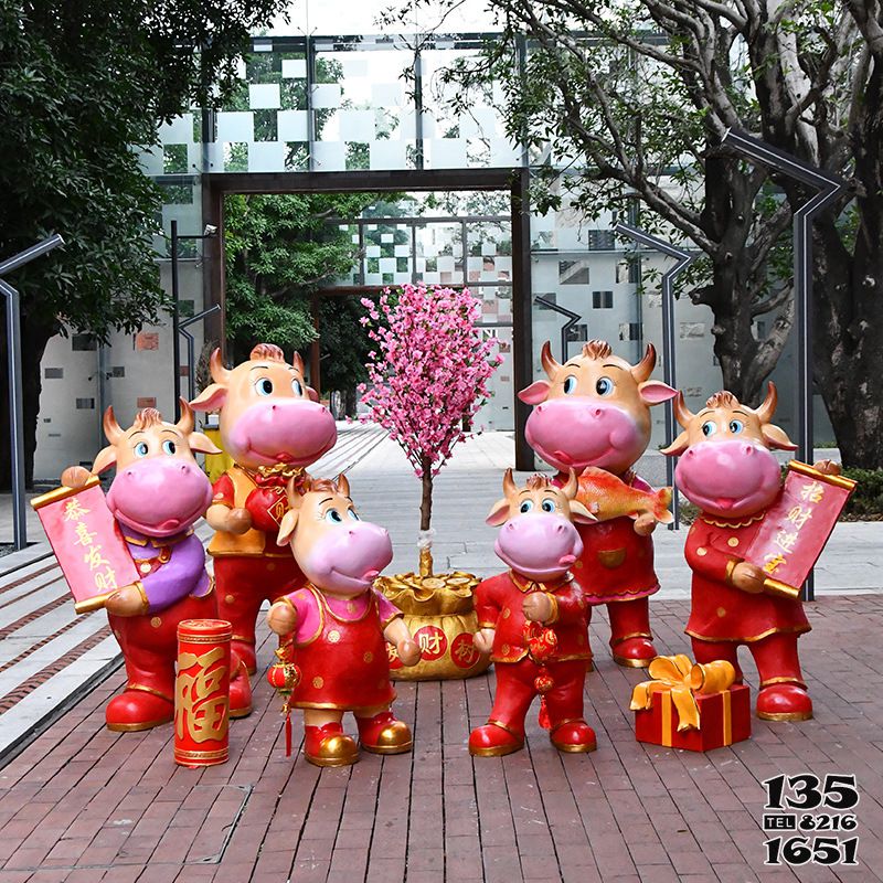 牛雕塑-商場擺放一群紅色招財玻璃鋼牛雕塑 牛雕塑-商場擺放一群紅色招財玻璃鋼牛雕塑高清圖片