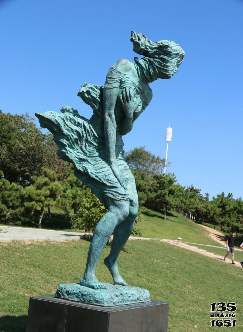 女孩雕塑-公園景觀捂著裙子銅雕女孩雕塑 女孩雕塑-公園景觀捂著裙子銅雕女孩雕塑高清圖片