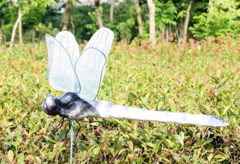 蜻蜓雕塑-園林噴水灰色玻璃鋼蜻蜓雕塑