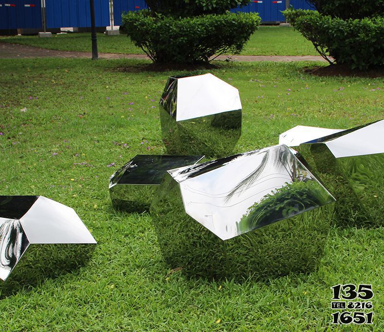 石頭雕塑-花園擺放多個不銹鋼切面石頭雕塑 石頭雕塑-花園擺放多個不銹鋼切面石頭雕塑高清圖片