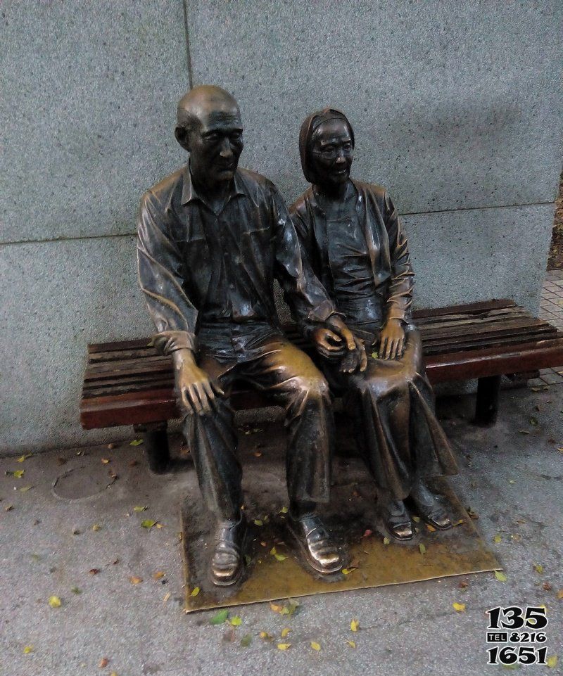 座椅雕塑-步行街坐在椅子上的老年夫妻小品銅雕 座椅雕塑-步行街坐在椅子上的老年夫妻小品銅雕高清圖片