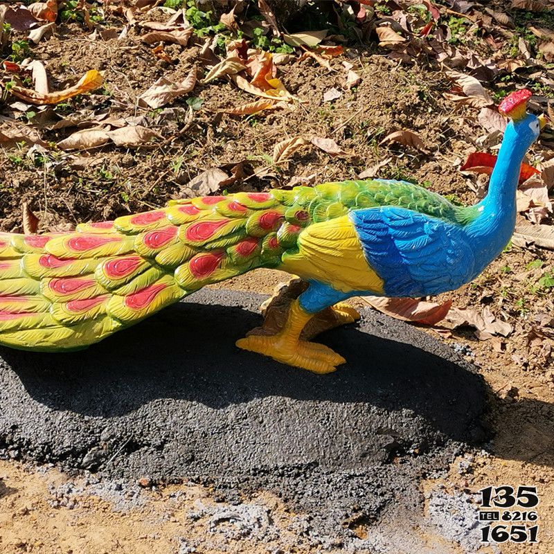 孔雀雕塑-公園里一只將跑的玻璃鋼彩繪孔雀雕塑 孔雀雕塑-公園里一只將跑的玻璃鋼彩繪孔雀雕塑高清圖片