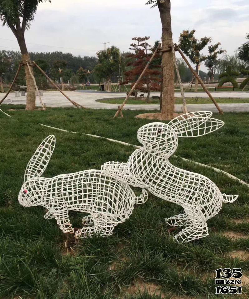 兔子雕塑-樹林兩只玩鬧的不銹鋼兔子雕塑 兔子雕塑-樹林兩只玩鬧的不銹鋼兔子雕塑高清圖片