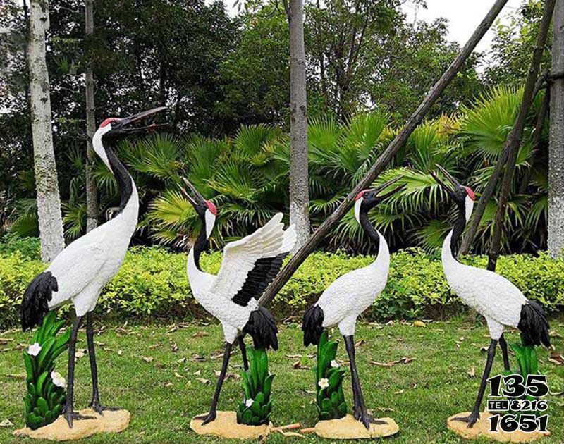 丹頂鶴雕塑-公園戶外玻璃鋼彩繪仿真動物丹頂鶴雕塑