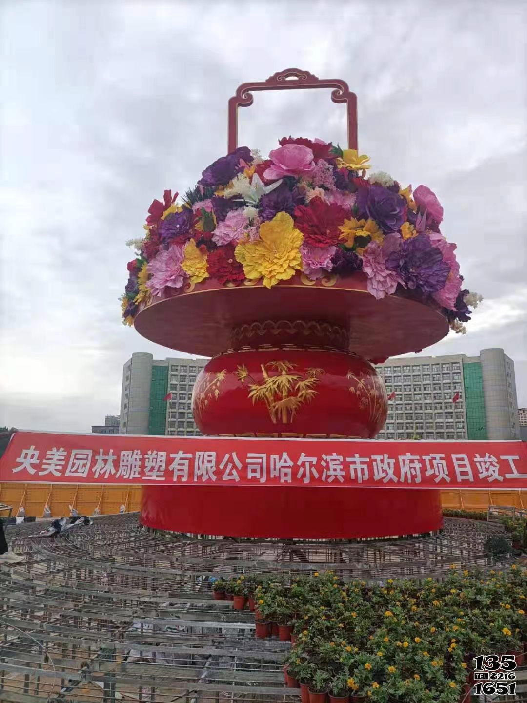 花籃雕塑-戶外景區(qū)廣場玻璃鋼彩繪迎接國慶大花籃雕塑 花籃雕塑-戶外景區(qū)廣場玻璃鋼彩繪迎接國慶大花籃雕塑高清圖片
