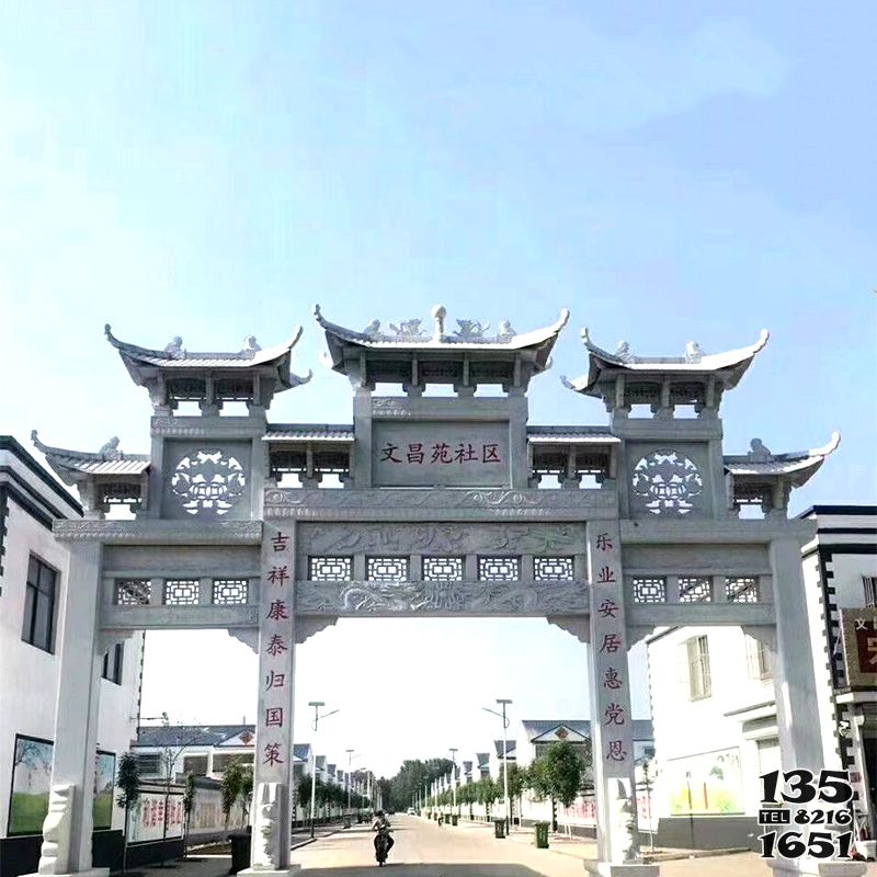 牌坊雕塑-城市小區三門鏤空浮雕石雕牌樓 牌坊雕塑-城市小區三門鏤空浮雕石雕牌樓高清圖片