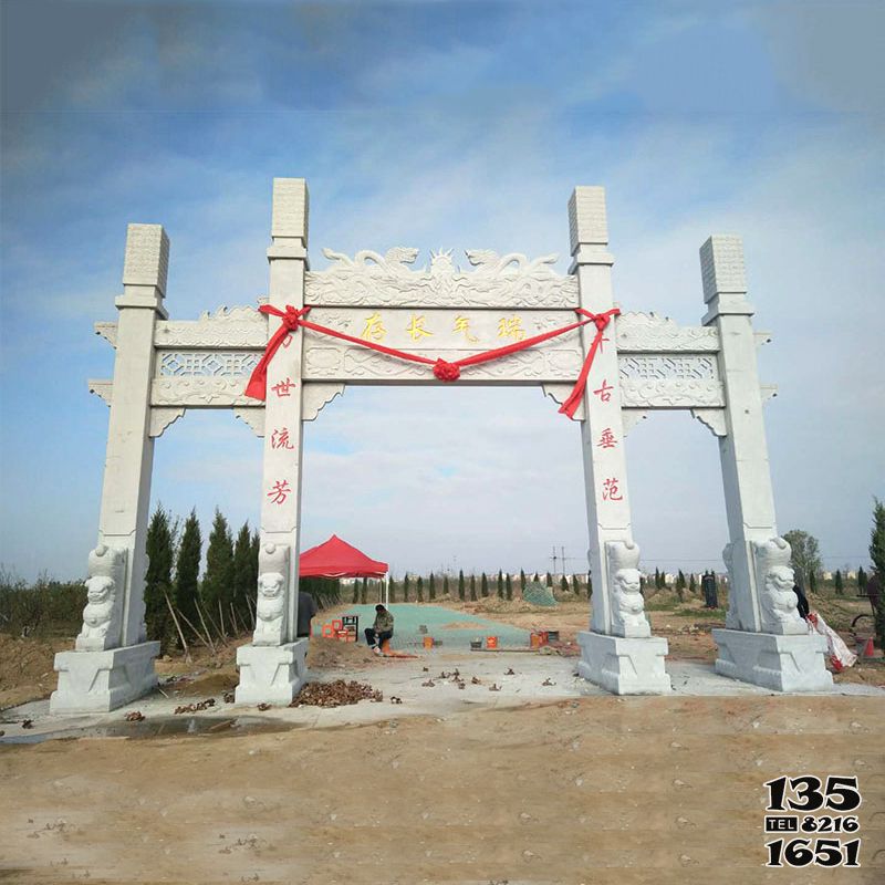 牌坊雕塑-新款墓園景觀擺放三門石柱牌樓 牌坊雕塑-新款墓園景觀擺放三門石柱牌樓高清圖片