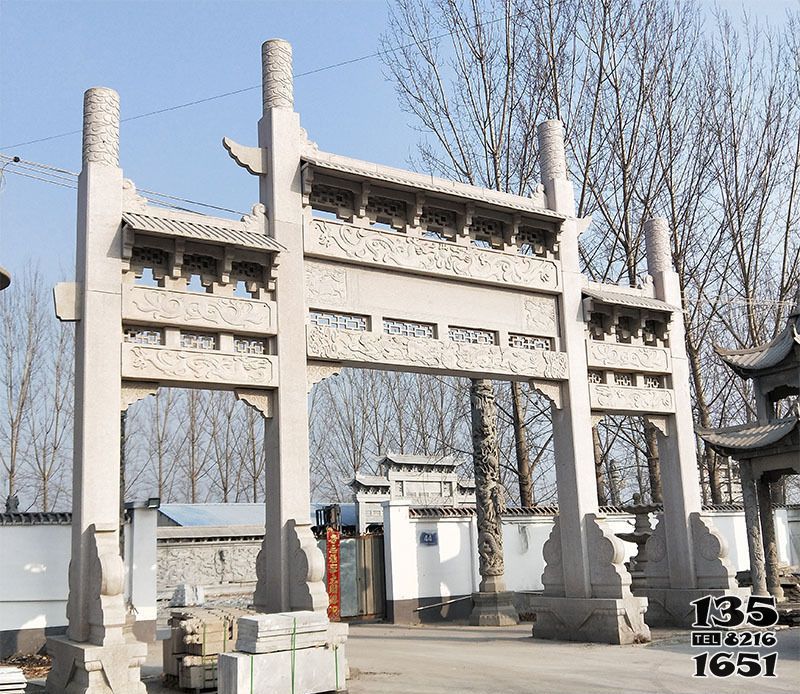 牌坊雕塑-新農村口擺放三門石牌坊石雕 牌坊雕塑-新農村口擺放三門石牌坊石雕高清圖片