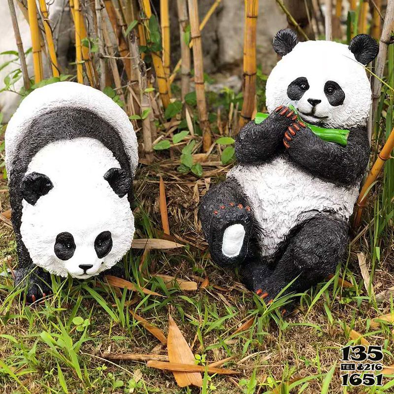 熊貓雕塑-動物園擺放兩只吃竹子玻璃鋼熊貓雕塑 熊貓雕塑-動物園擺放兩只吃竹子玻璃鋼熊貓雕塑高清圖片