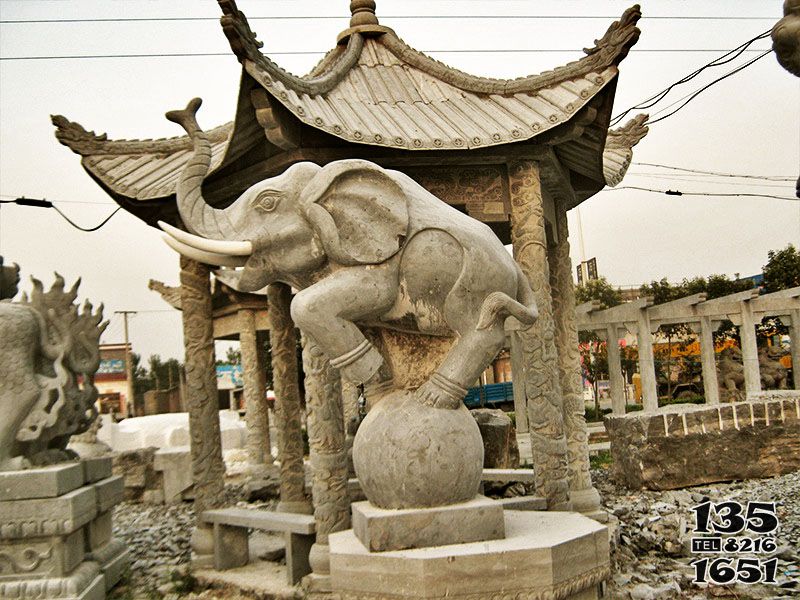 大象雕塑-戶外涼亭創意在球上蹲著的砂石石雕大象雕塑 大象雕塑-戶外涼亭創意在球上蹲著的砂石石雕大象雕塑高清圖片