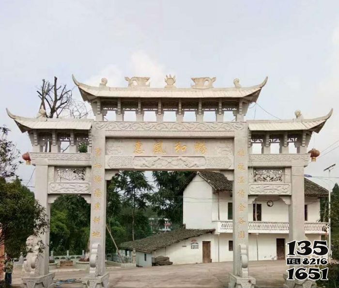 牌坊雕塑-村口擺放大理石三門浮雕牌樓 牌坊雕塑-村口擺放大理石三門浮雕牌樓高清圖片