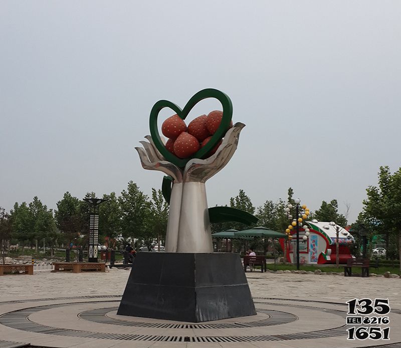 草莓雕塑-公園廣場擺放不銹鋼手捧草莓雕塑 草莓雕塑-公園廣場擺放不銹鋼手捧草莓雕塑高清圖片