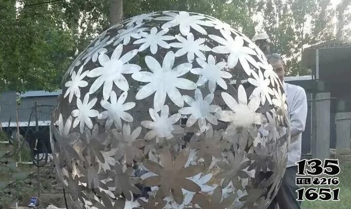 鏤空球雕塑-野外不銹鋼創意花花造型鏤空球雕塑 鏤空球雕塑-野外不銹鋼創意花花造型鏤空球雕塑高清圖片